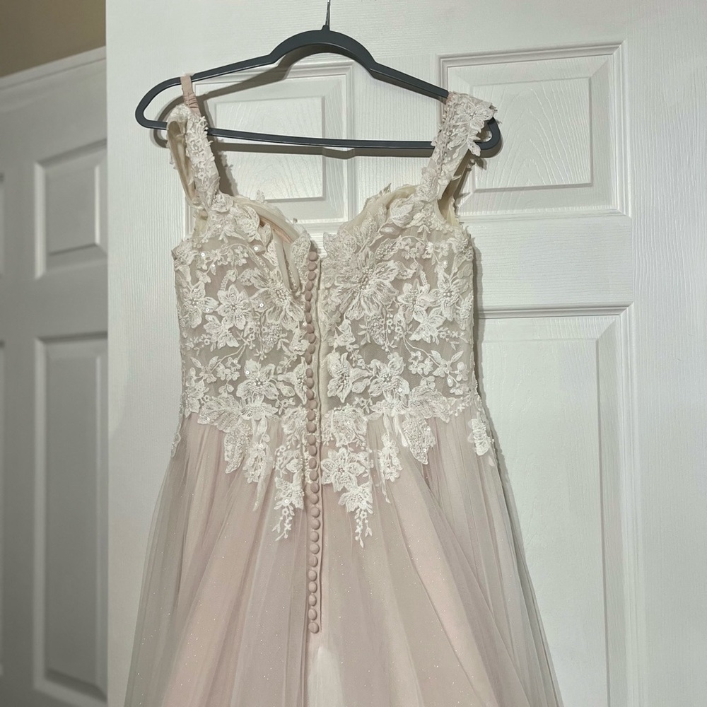 A contemporary white lace and tulle wedding dress with - Picture 3 of 14